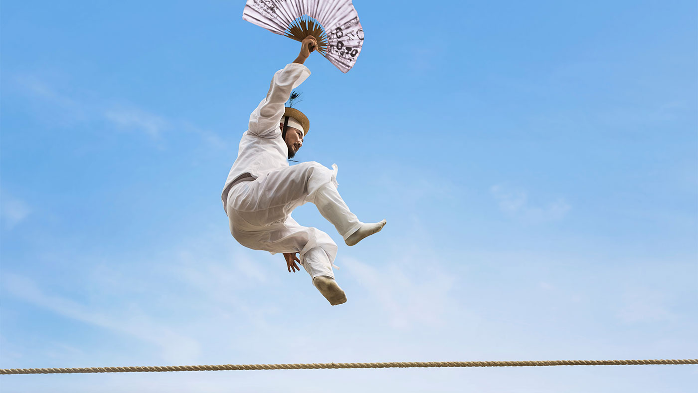 줄타기 (줄타기): 아슬아슬한 기예와 익살스런 재담이 어우러지는