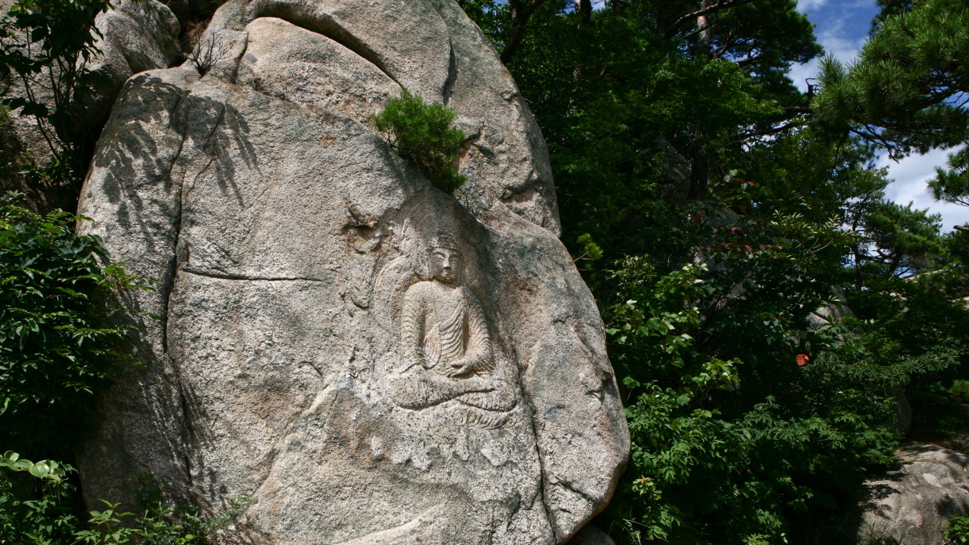 경주 남산 용장사지 마애여래좌상 (慶州 南山 茸長寺址 磨崖如來坐像): 부처의 세상 그 자체 남산지구